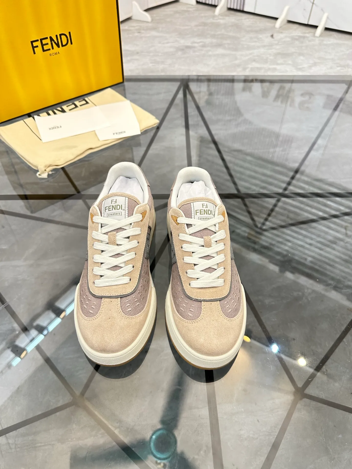 Selling men's shoes 💰: 💰P620¥ Top quality Product trademark: Fendi* "Fendi*" low-top casual shoes Regular size: 35-44 (can be customized to 38.45.46) Product material: imported first-layer nubuck leather upper, breathable lining, original outsole. No.:H208